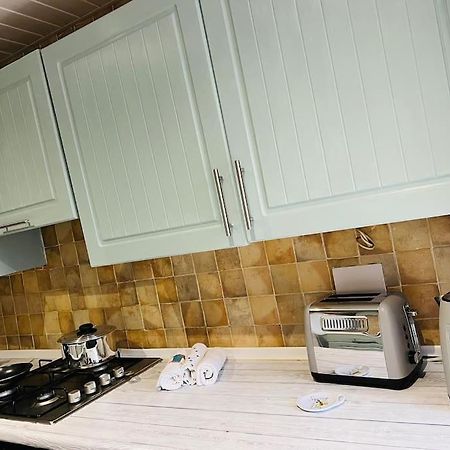 The White House - Cheerful 3 Bedroom Home In Wigan - Ince - Sleeps 7 - Parking - Work Space - Great Motorway Links Εξωτερικό φωτογραφία