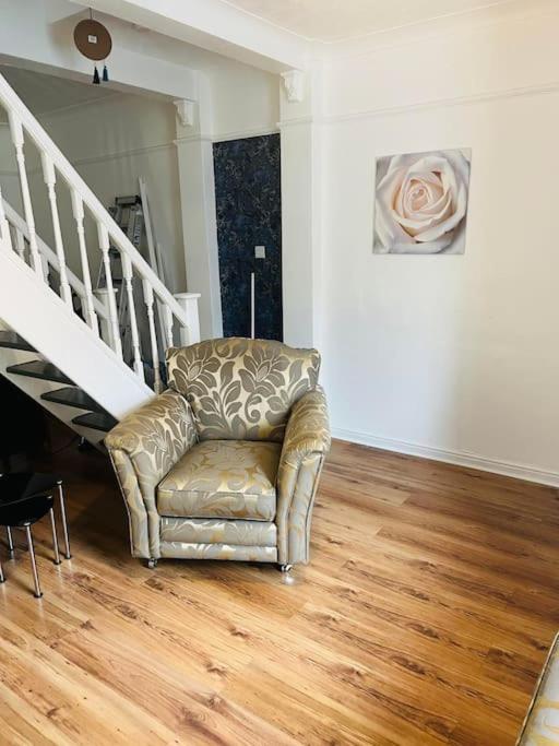The White House - Cheerful 3 Bedroom Home In Wigan - Ince - Sleeps 7 - Parking - Work Space - Great Motorway Links Εξωτερικό φωτογραφία