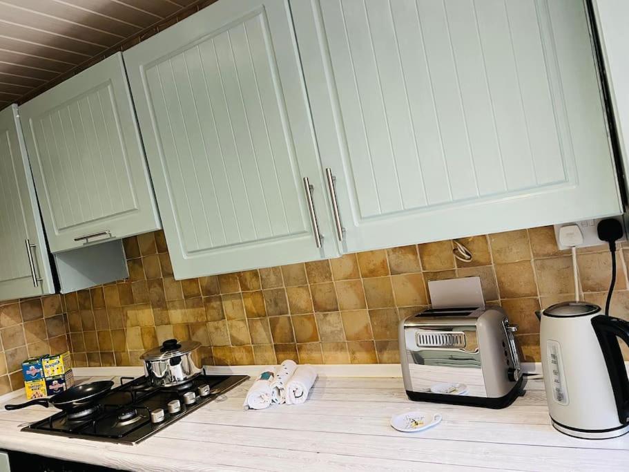 The White House - Cheerful 3 Bedroom Home In Wigan - Ince - Sleeps 7 - Parking - Work Space - Great Motorway Links Εξωτερικό φωτογραφία