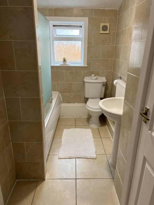 The White House - Cheerful 3 Bedroom Home In Wigan - Ince - Sleeps 7 - Parking - Work Space - Great Motorway Links Εξωτερικό φωτογραφία