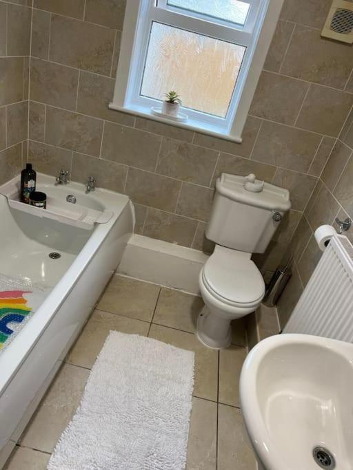 The White House - Cheerful 3 Bedroom Home In Wigan - Ince - Sleeps 7 - Parking - Work Space - Great Motorway Links Εξωτερικό φωτογραφία