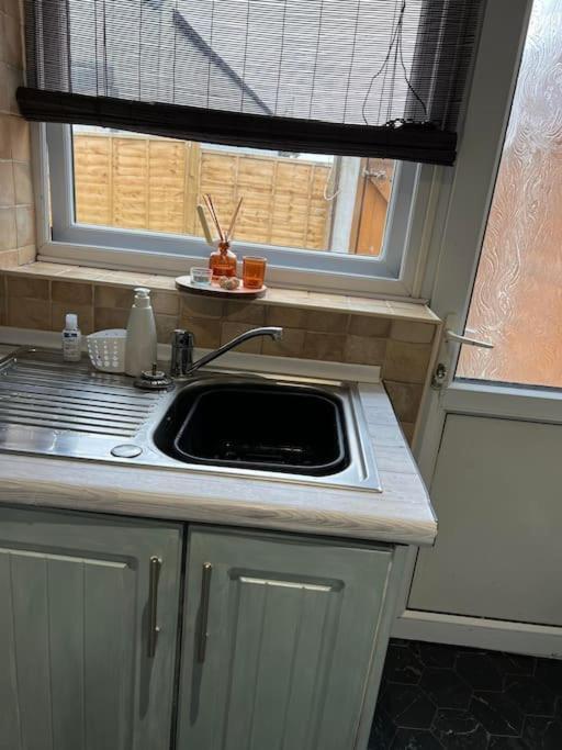 The White House - Cheerful 3 Bedroom Home In Wigan - Ince - Sleeps 7 - Parking - Work Space - Great Motorway Links Εξωτερικό φωτογραφία